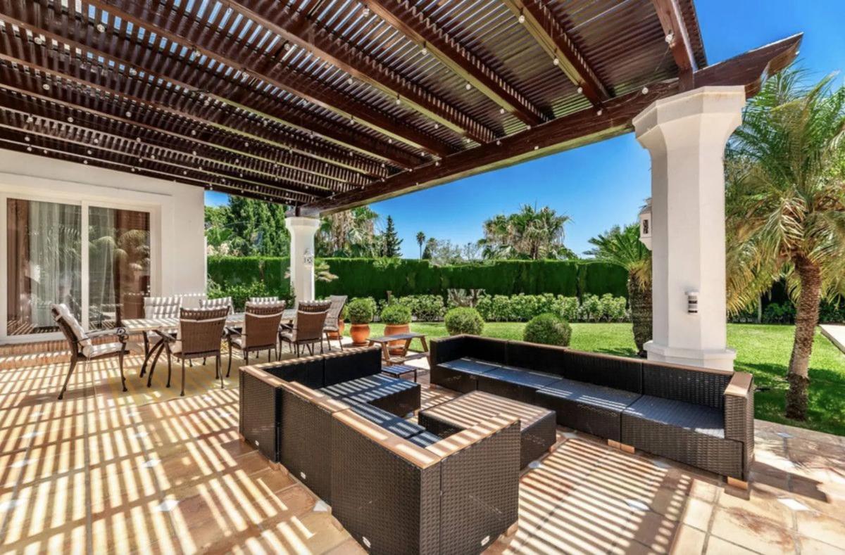 Sale of independent chalet in Calle Sierra Nevada, Marbella
photo 2
