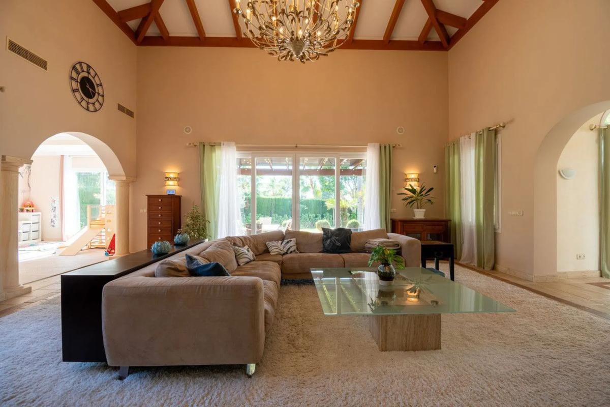 Sale of independent chalet in Calle Sierra Nevada, Marbella
photo 3