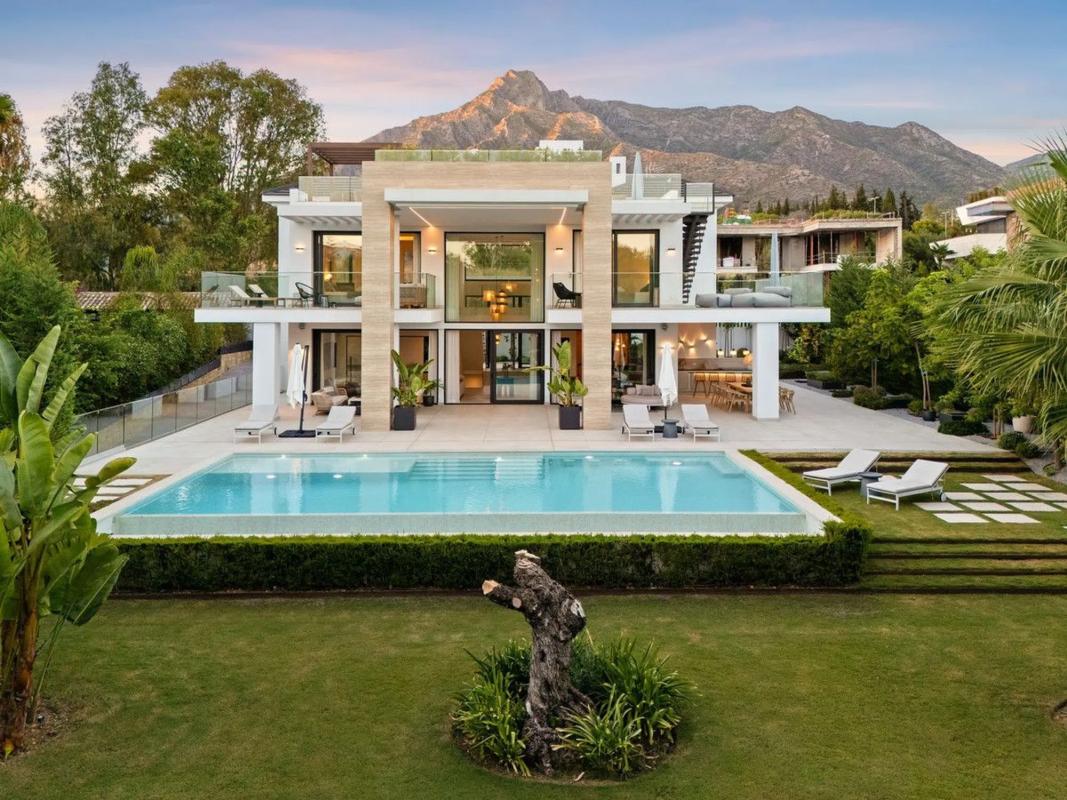 Sale of independent chalet in Pintor Francisco Iturrino, Marbella
photo 1