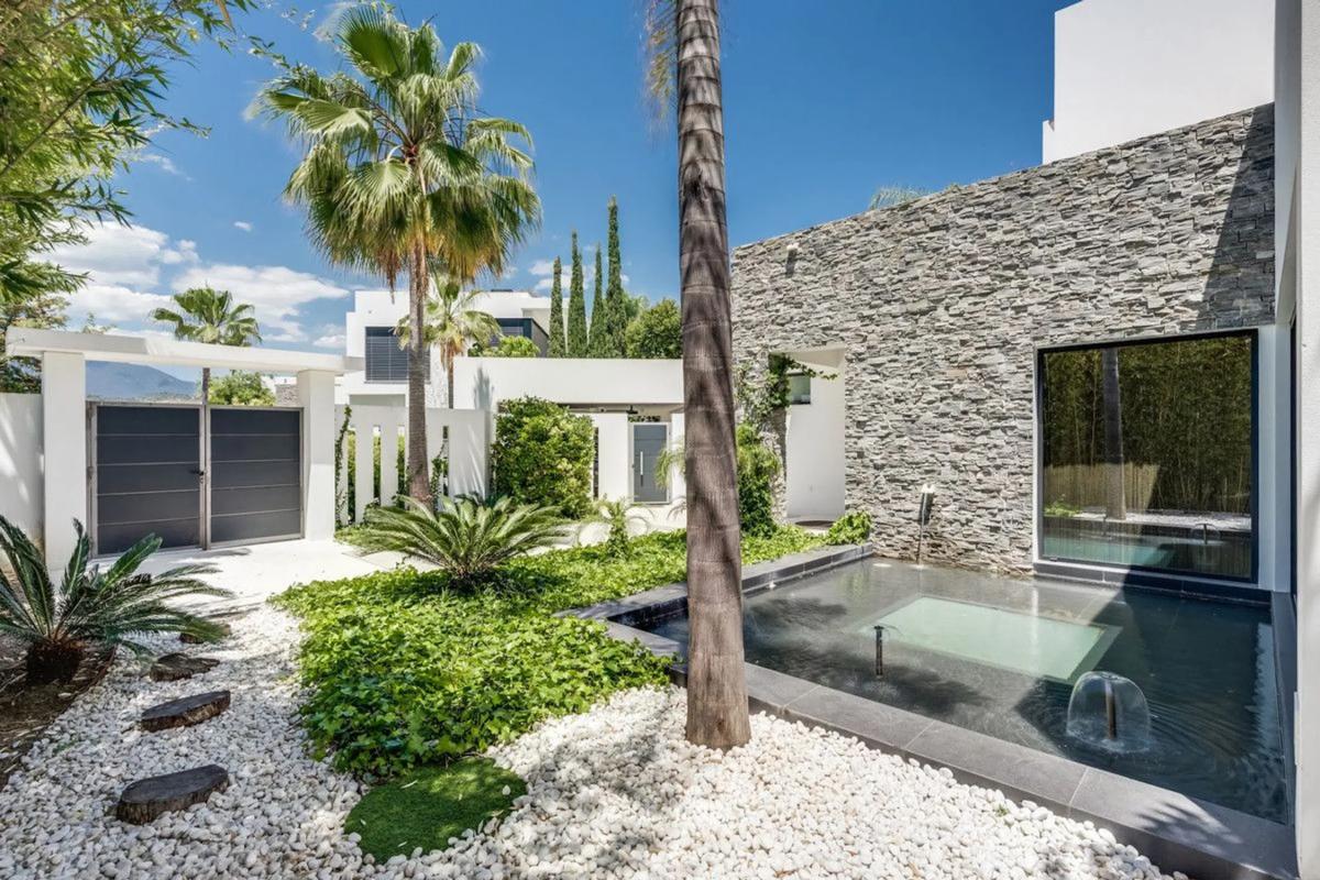 Sprzedaż niezależnego domku jednorodzinnego w Barrio Las Lomas de Río Verde, Marbella photo 2