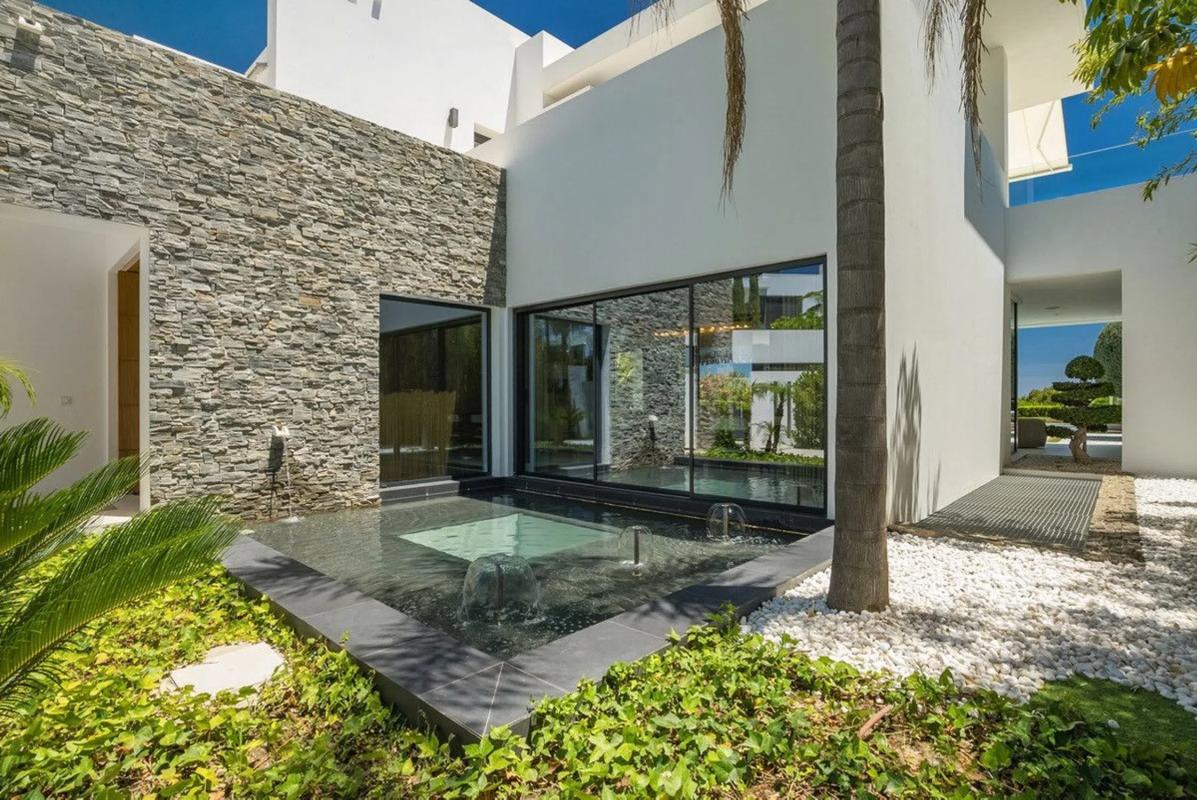 Sprzedaż niezależnego domku jednorodzinnego w Barrio Las Lomas de Río Verde, Marbella photo 3