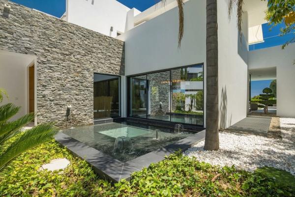 Chalet independiente en venta en Barrio Las Lomas de Río Verde, Marbella
thumbnail 2