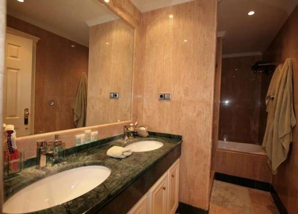 Piso en venta en Calle Montemenor, Marbella
thumbnail 1