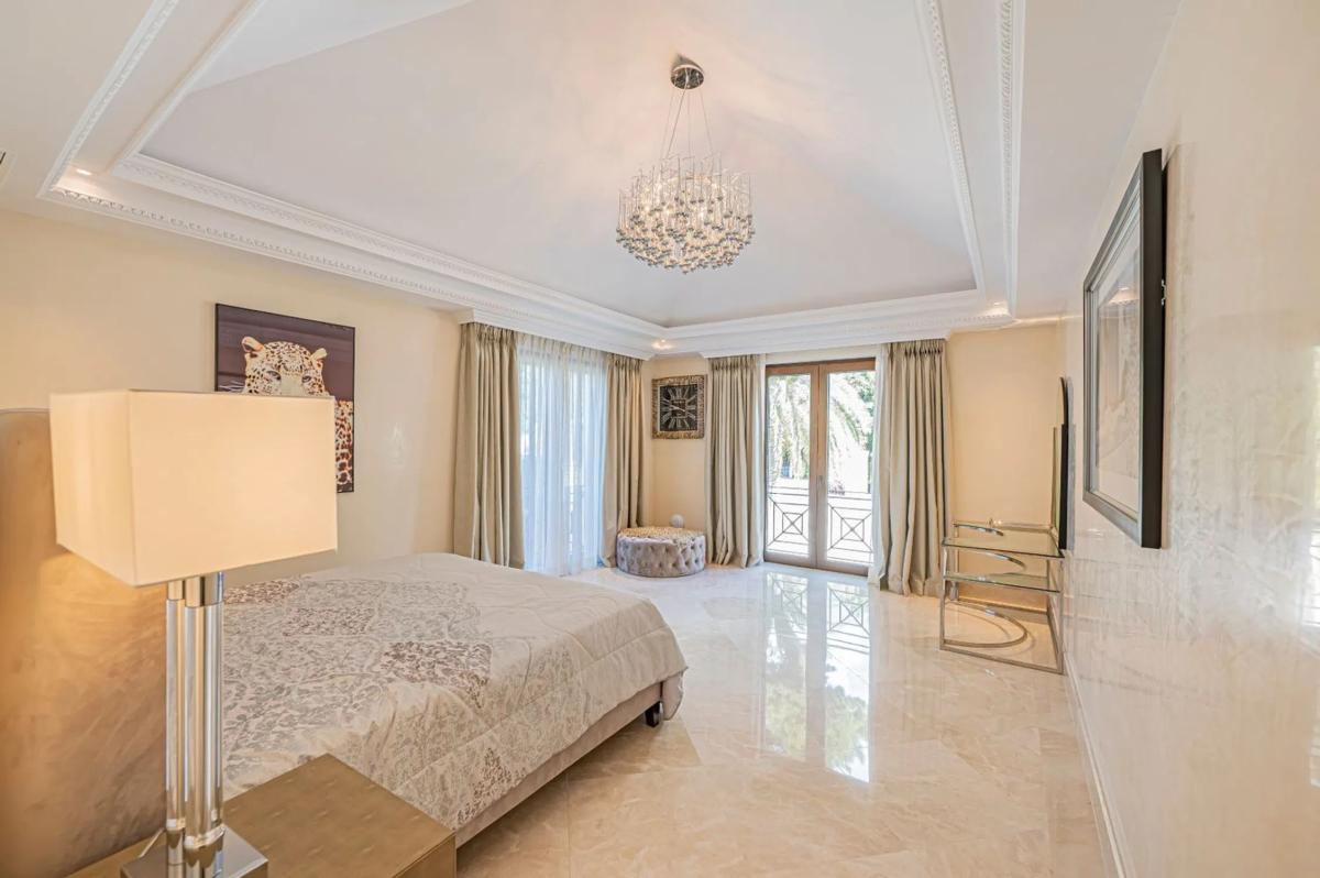 Sprzedaż niezależnego domku jednorodzinnego w Lugar Urbanizacion Sierra Blanca, Marbella photo 3