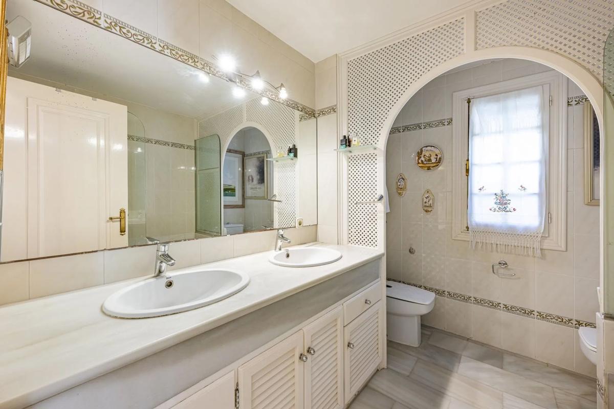 Sprzedaż niezależnego domku jednorodzinnego w  Calle Romero de Torres, 15, Marbella photo 4