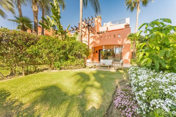 Chalet pareado en calle Santillana del Mar photo 1