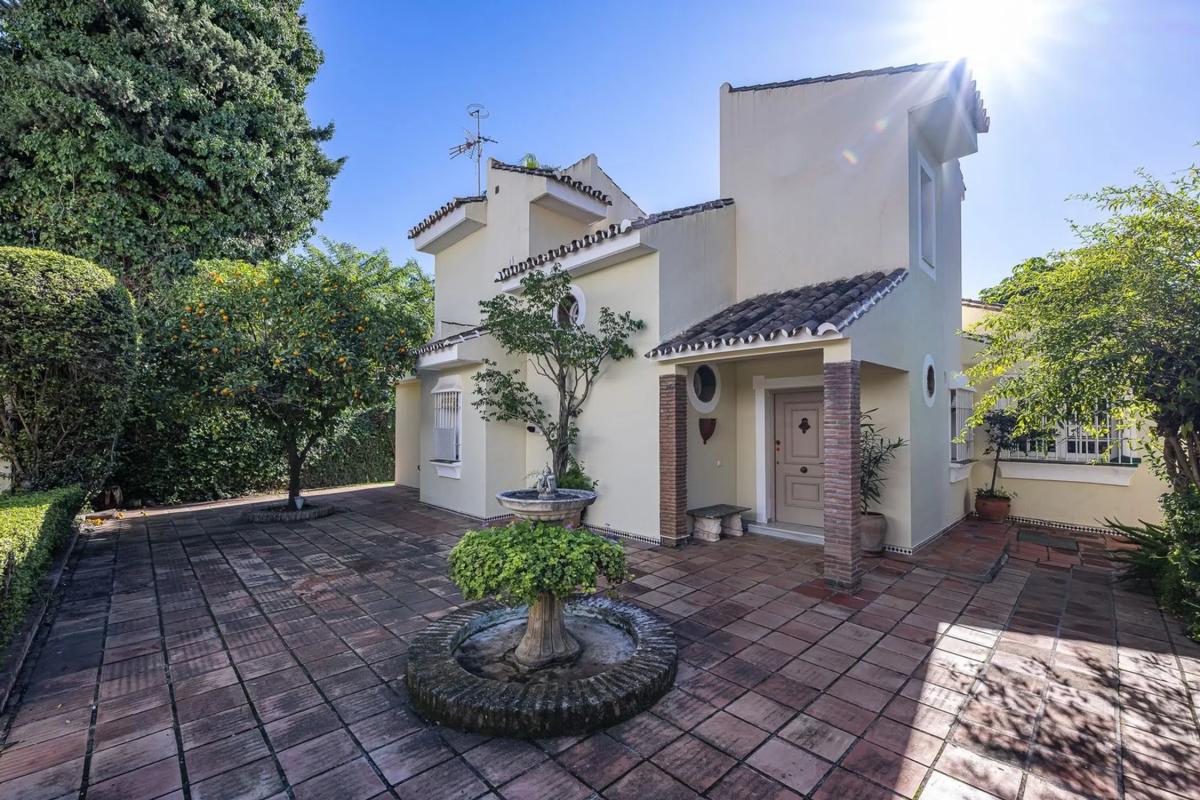 Sale of independent chalet in Barrio La Carolina-Guadalpín, Marbella
 photo 2