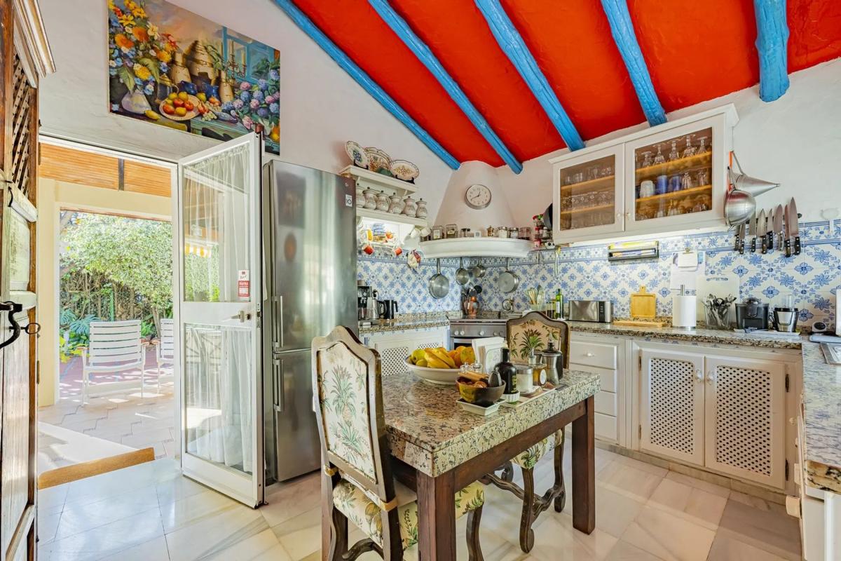 Sale of independent chalet in Barrio La Carolina-Guadalpín, Marbella
 photo 3