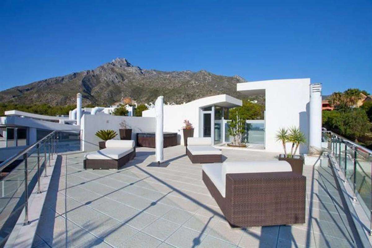 Venta de chalet adosado en Barrio Sierra Blanca , Marbella photo 2