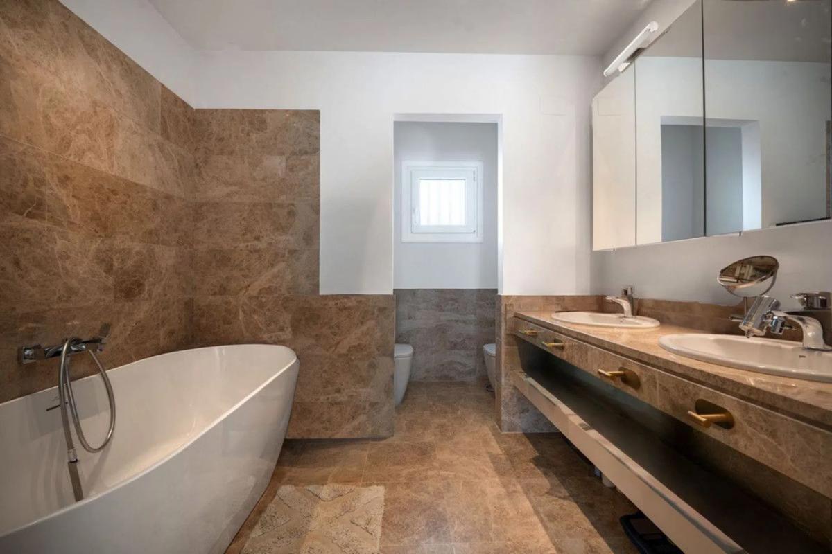 Venta de chalet adosado en Barrio Sierra Blanca , Marbella photo 5