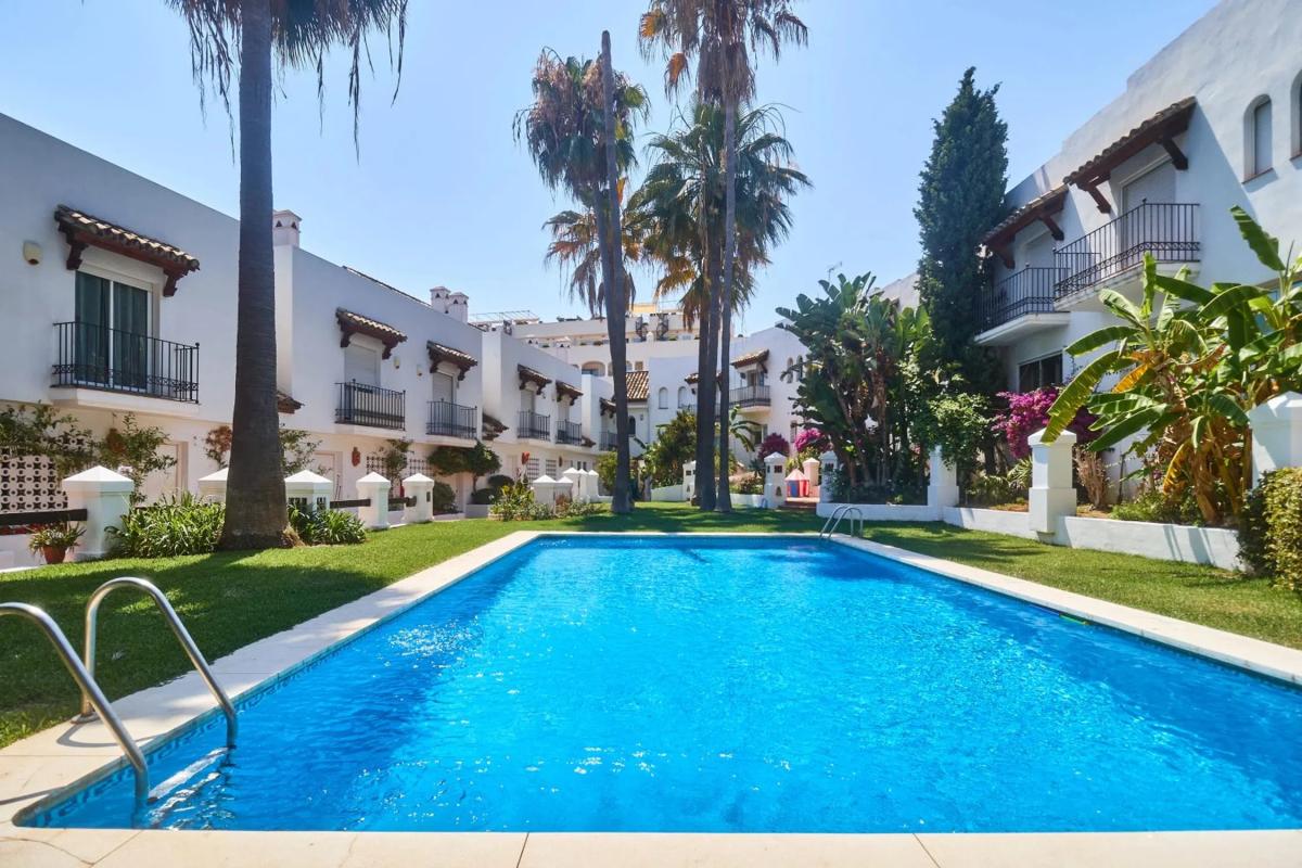 Venta de chalet adosado en  CL VELAZQUEZ-UR CASABLANCA , Marbella photo 2