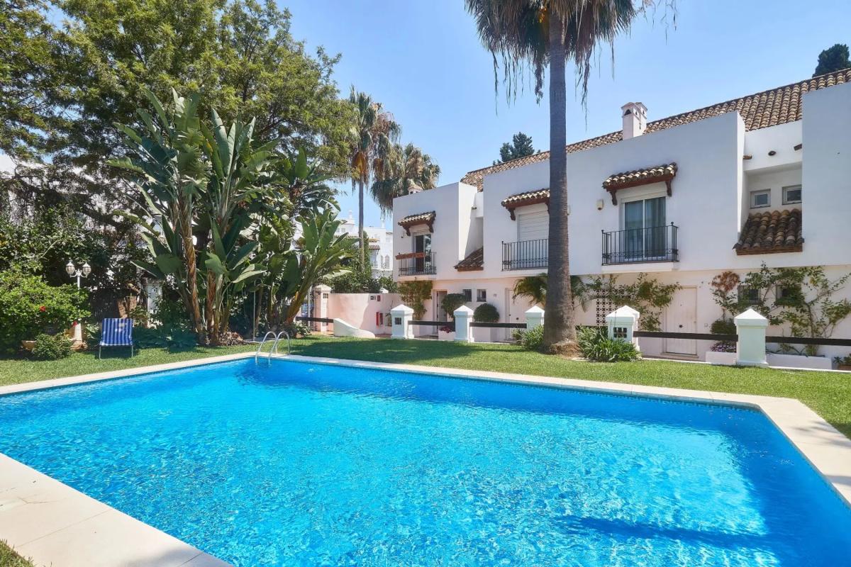 Venta de chalet adosado en  CL VELAZQUEZ-UR CASABLANCA , Marbella photo 3