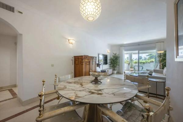Piso en venta en Calle José Meliá, 5, Marbella
photo 1