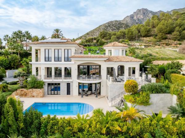 Chalet wolnostojący na sprzedaż w Calle Liszt, Marbella photo 1