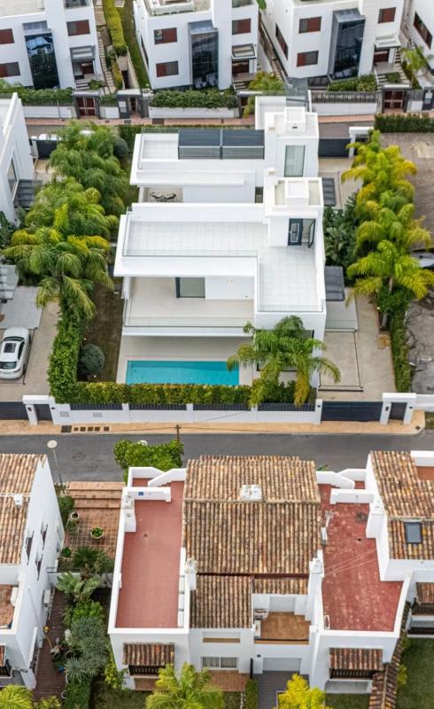 Sprzedaż niezależnego domku jednorodzinnego w  Urbanizacion Rio Verde Playa, Marbella photo 3