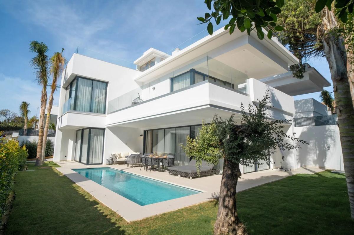 Sprzedaż niezależnego domku jednorodzinnego w  Urbanizacion Rio Verde Playa, Marbella photo 4