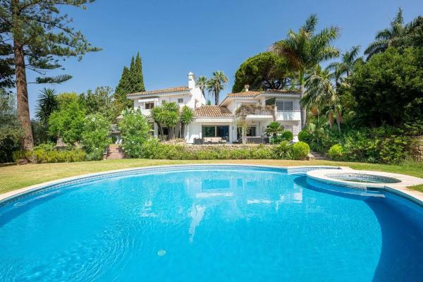 Chalet wolnostojący na sprzedaż w Calle Picos de Aroche, Marbella thumbnail 2