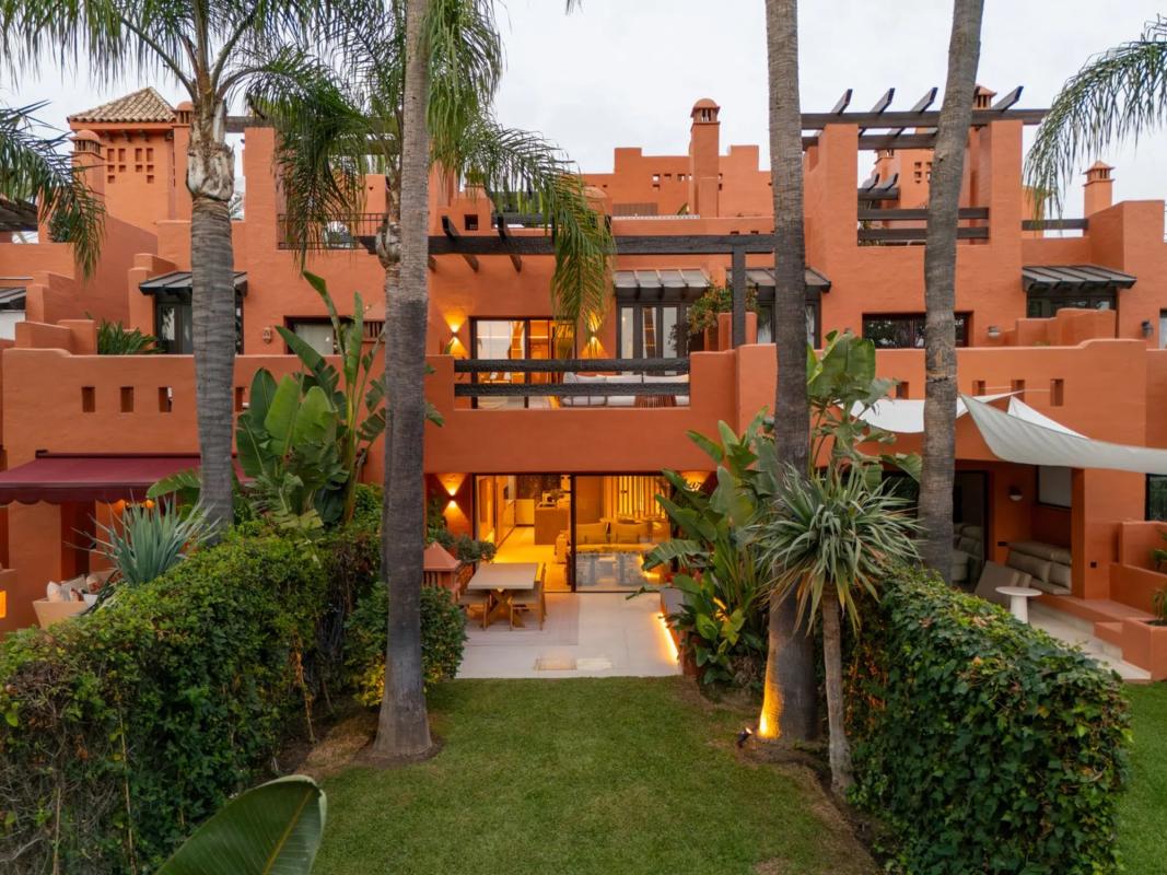 Sprzedaż szeregowego domku w Barrio Lomas de Marbella Club , Marbella photo 2