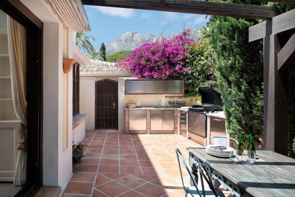 Chalet wolnostojący na sprzedaż w Calle Montemedio, Marbella thumbnail 1