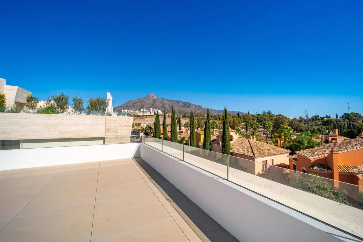 Sprzedaż duplexu w Barrio Las Lomas de Río Verde, Marbella photo 2