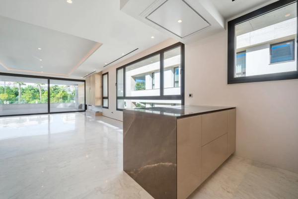 Duplex en venta en Barrio Las Lomas de Río Verde, Marbella thumbnail 2