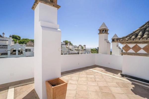 Penthouse for sale at Calle Lago de los Cisnes, 1, Marbella photo 1