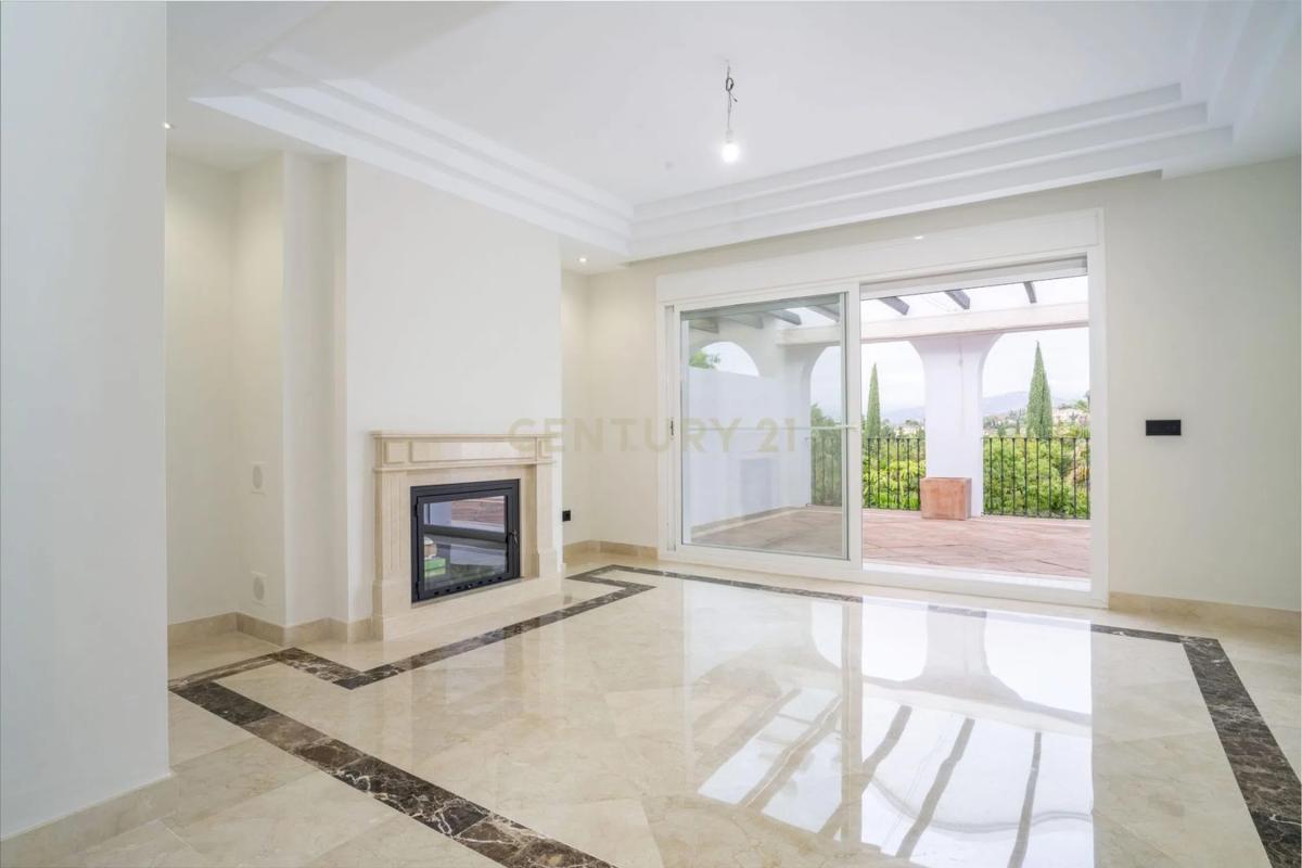 Продажа пентхауса на  Calle Lago de los Cisnes, 1, Марбелла photo 2