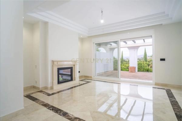 Penthouse for sale at Calle Lago de los Cisnes, 1, Marbella thumbnail 1