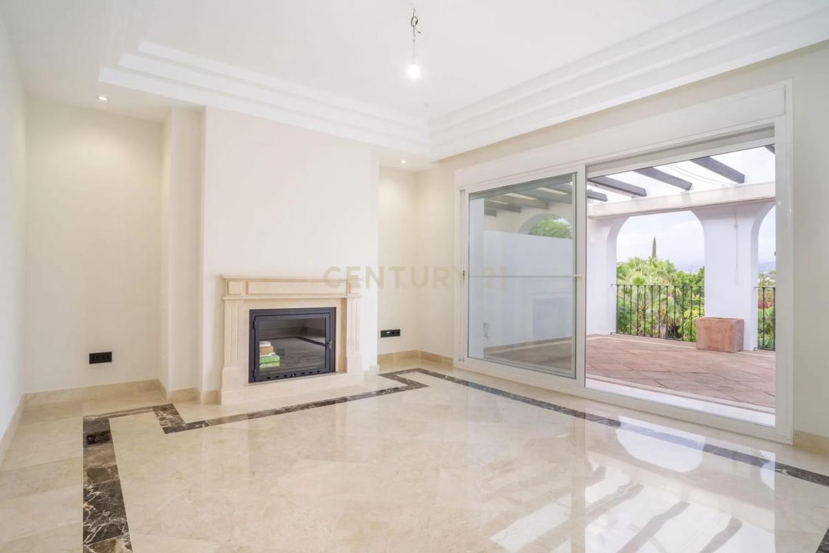 Продажа пентхауса на  Calle Lago de los Cisnes, 1, Марбелла photo 3