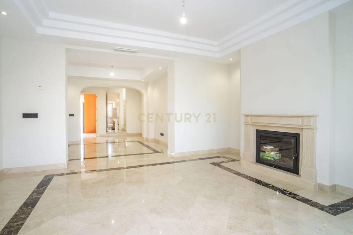 Продажа пентхауса на  Calle Lago de los Cisnes, 1, Марбелла photo 5