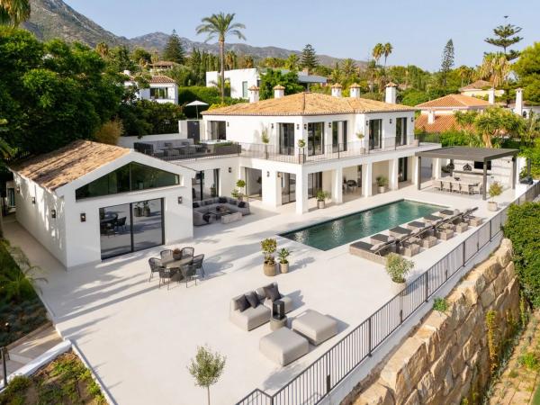 Chalet wolnostojący na sprzedaż w  Calle Cómpeta, 51 -27, Marbella photo 4