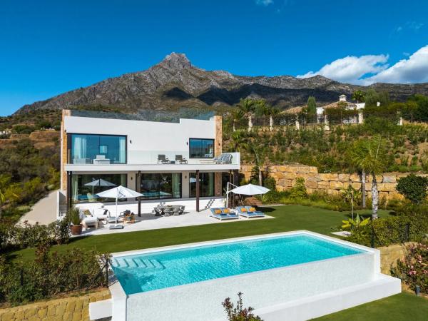 Chalet wolnostojący na sprzedaż w Urbanizacion Hibiscos, 39, Marbella thumbnail 1