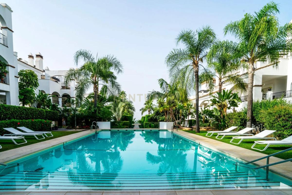 Sale of apartment in Calle Lago de los Cisnes, 1, Marbella
photo 1