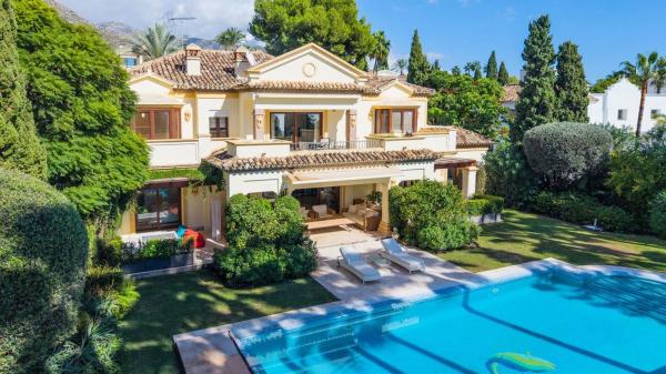 Independent chalet for sale in Calle Sibelius, Marbella
 photo 4