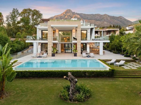 Independent chalet for sale in Pintor Francisco Iturrino, Marbella
 photo 1