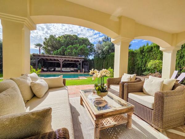 Independent chalet for sale in Barrio Sierra Blanca, Marbella
 photo 3