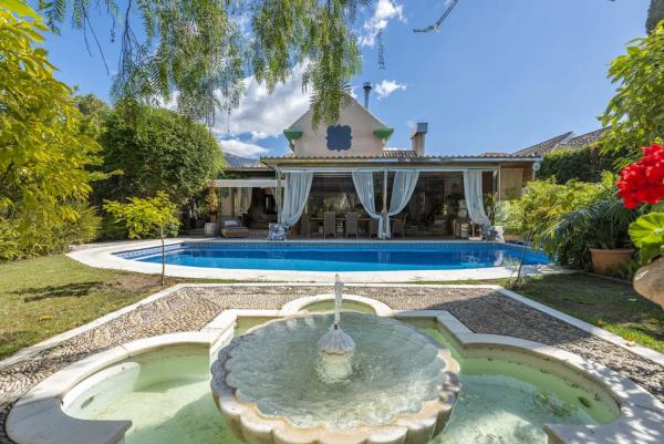 Independent chalet for sale in Barrio Lomas de Marbella Club, Marbella
 photo 3