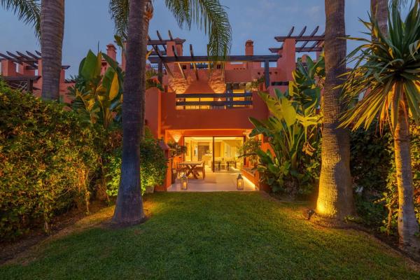 Четырехквартирный дом на продажу на Barrio Lomas de Marbella Club , Марбелла photo 1
