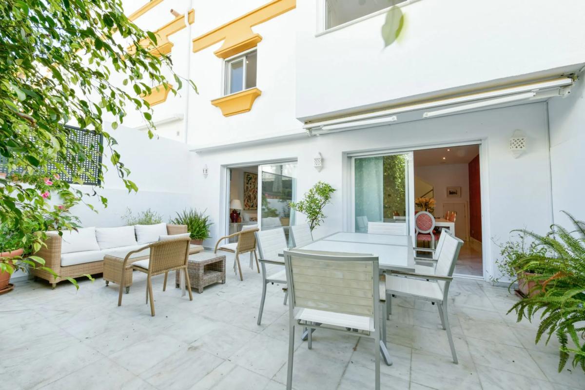Продажа таунхауса в Barrio La Carolina-Guadalpín , Марбелла photo 1