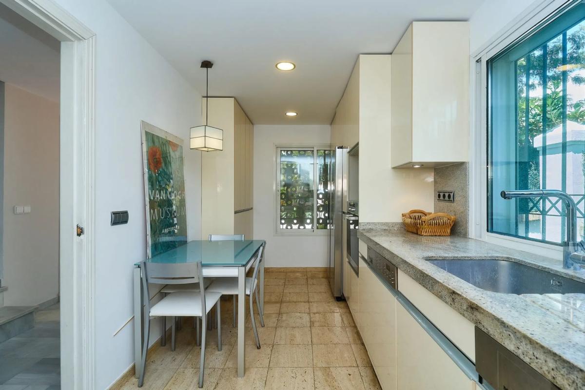 Venta de chalet adosado en Calle Velázquez, 8 , Marbella photo 1