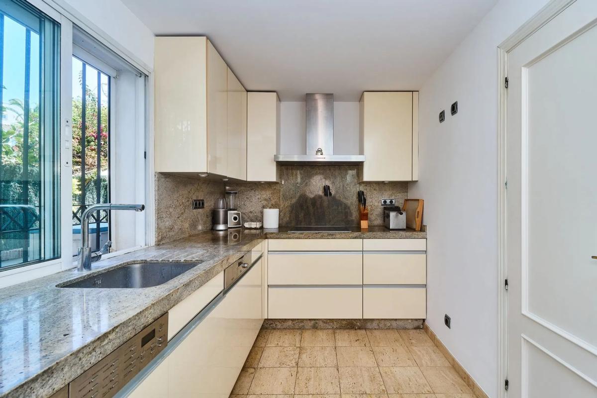Venta de chalet adosado en Calle Velázquez, 8 , Marbella photo 2