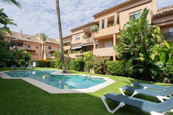 Apartment for sale in Calle Sierra Bermeja, Marbella thumbnail 2