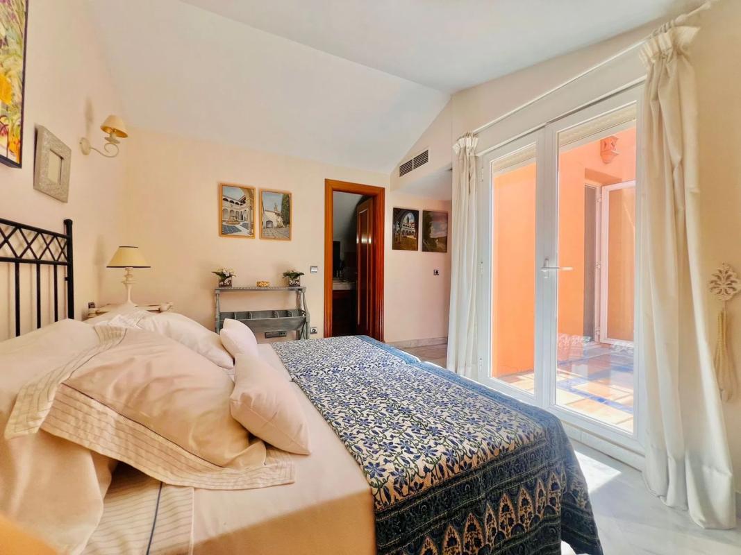 Venta de chalet adosado en  Calle Cecilia Böhl de Faber, 1 , Marbella photo 5