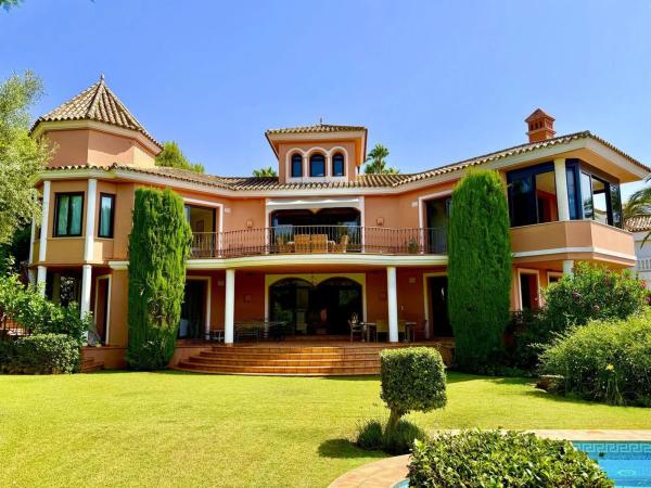 Chalet independiente en venta en Calle Granados, 6, Marbella
 photo 1
