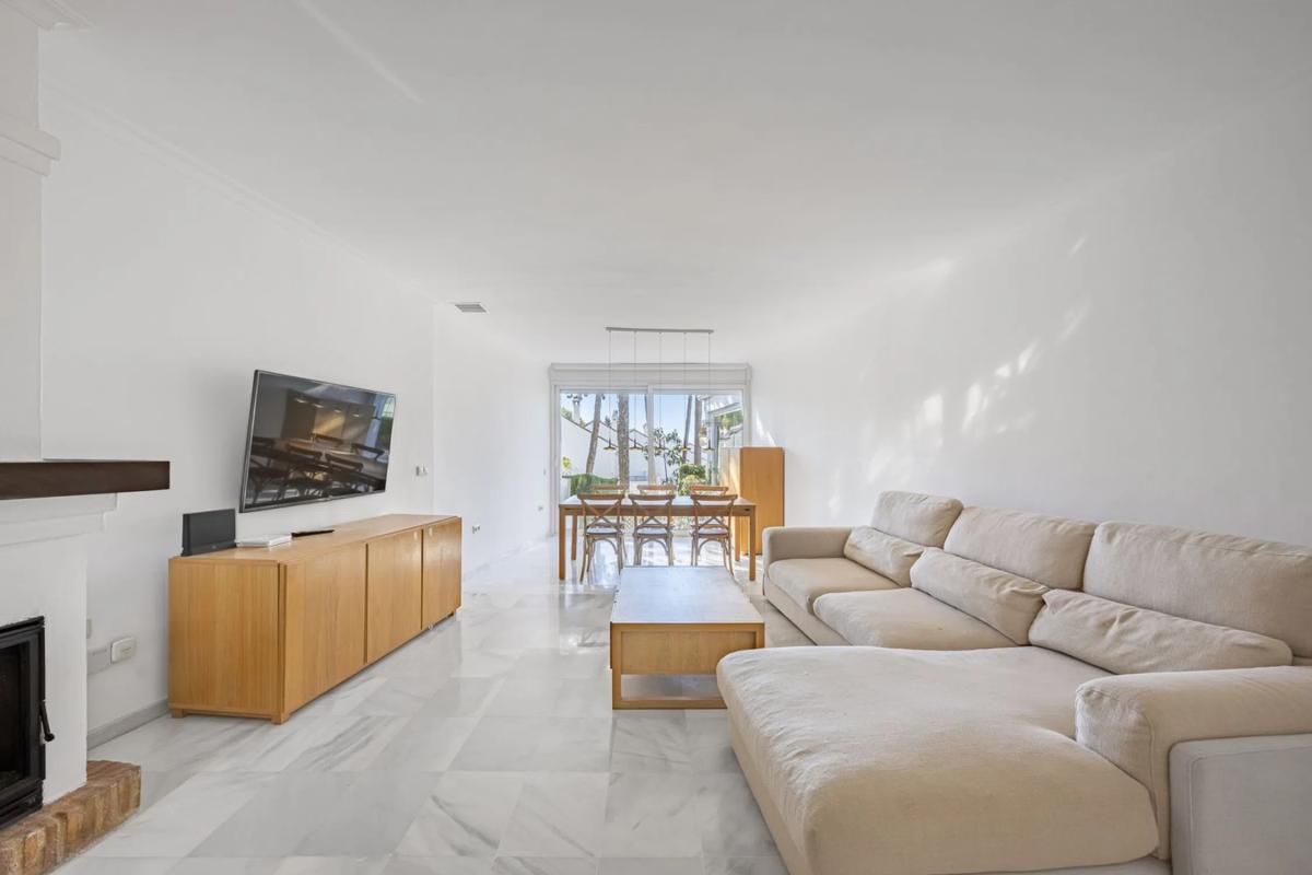 Venta de chalet adosado en Avenida Piedramar, 1 G , Marbella photo 4