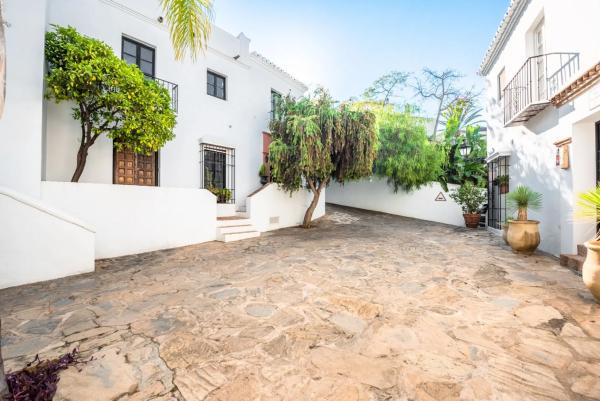 Четырехквартирный дом на продажу на Barrio Lomas de Marbella Club , Марбелла photo 1
