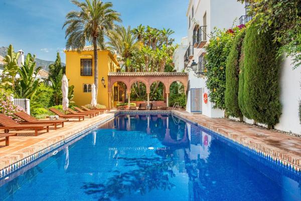 Четырехквартирный дом на продажу на Barrio Lomas de Marbella Club , Марбелла thumbnail 1