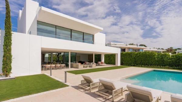 Chalet independiente en venta en Calle Julio Romero de Torres, Marbella
 photo 3