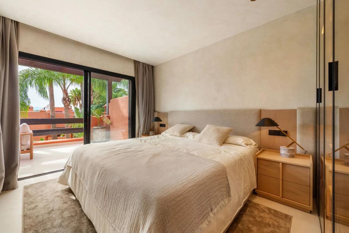 Venta de chalet adosado en  Calle Algorta , Marbella photo 3