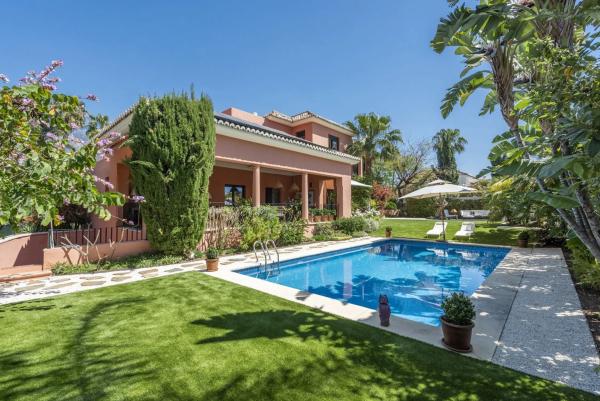 Chalet independiente en venta en Barrio Lomas de Marbella Club, Marbella
 photo 1